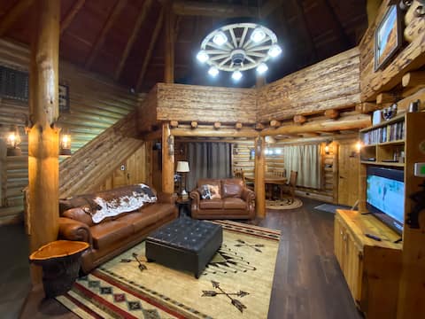 Top Airbnb: Six Pines Lodge Work Remote w/ Pets - 2 FAB desks! in Lake Of The Woods