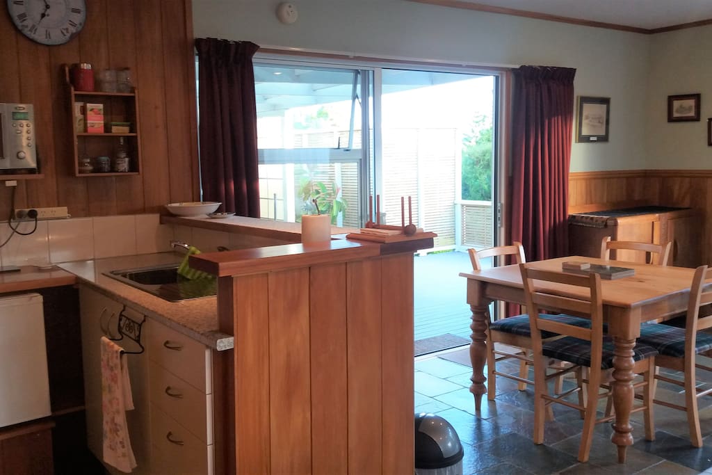 Kitchenette/dining space