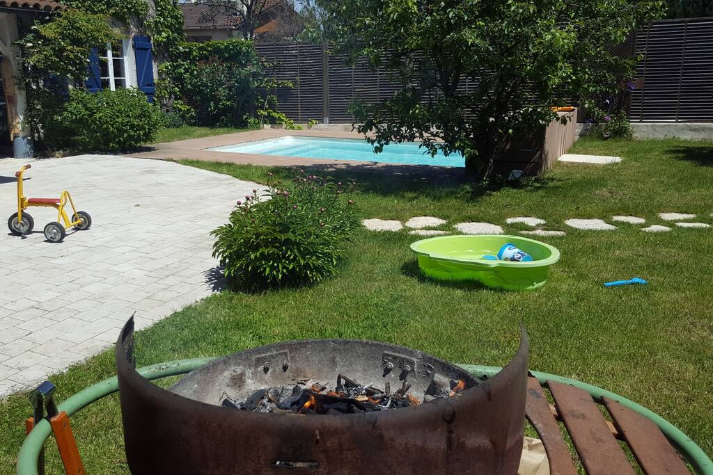 barbecue, piscine pour bebe, vélos, à disposition