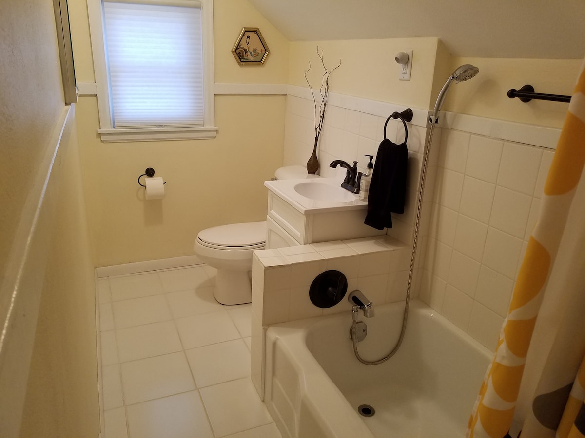 Charming Two Bedroom 2nd Floor near Xcel Center