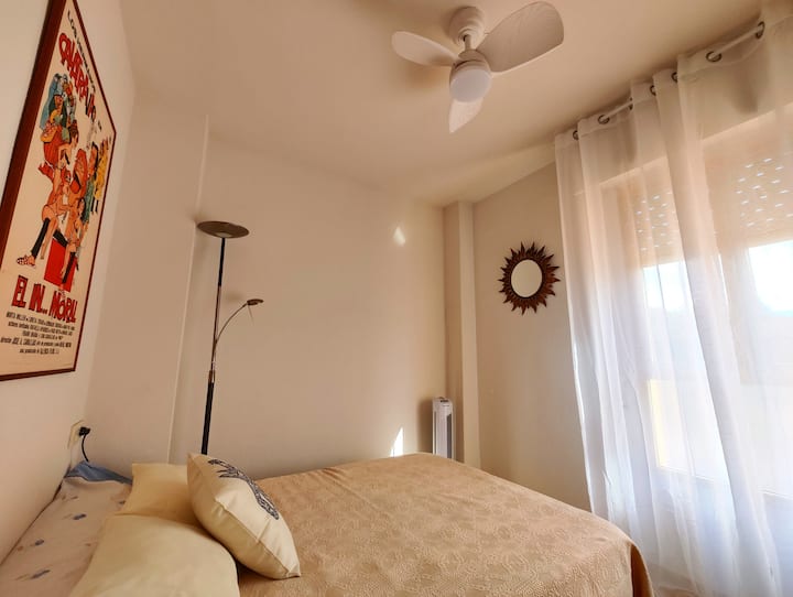 Chumba cha 2. Kitanda cha sentimita 135 kilicho na feni ya dari, kabati na  dirisha
Chumba cha 2, kitanda cha sentimita 135 kilicho na feni ya dari, kabati na dirisha