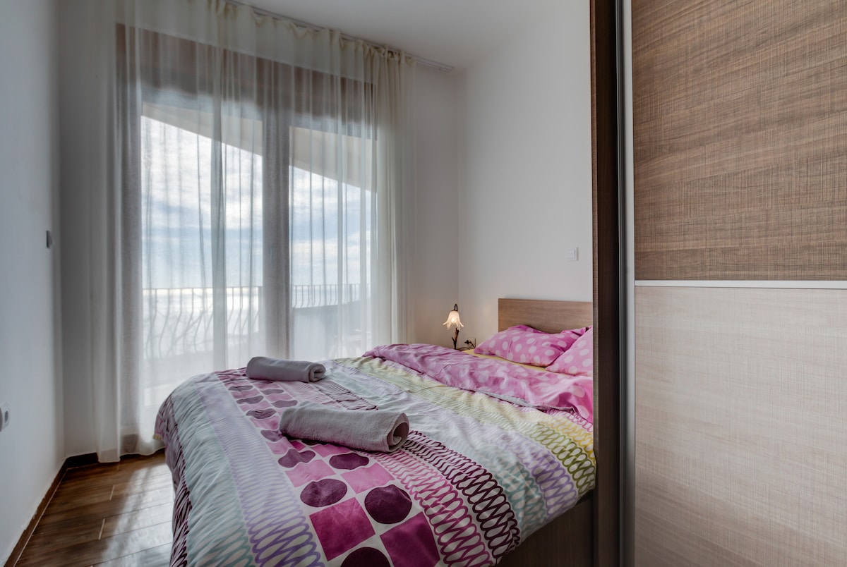 מתוך שלושה חדרי שינה בתוך הווילה, שניים ממוקמים בקומה הראשונה. 