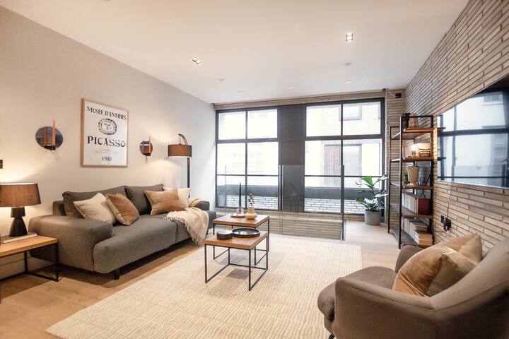 Sleek & Modern Duplex Apartment in Bloomsbury gallery image 2