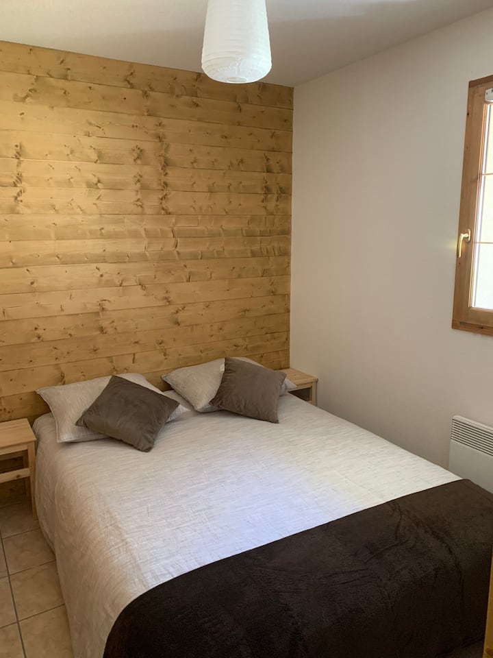 Chambre orientée sud avec lit 140x200cm + grand placard