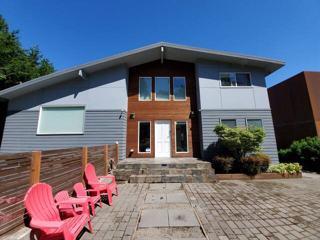 Seattle Retreat w/Panoramic Lake and Mt Views gallery image 3