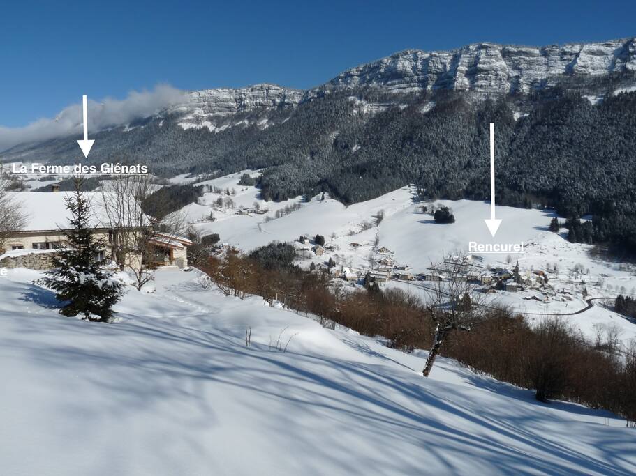 La ferme des Glénats à 950 m. d'altitude et en contrebas le village de Rencurel ...