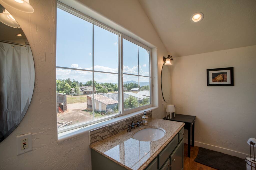 Bathroom w/jetted tub
