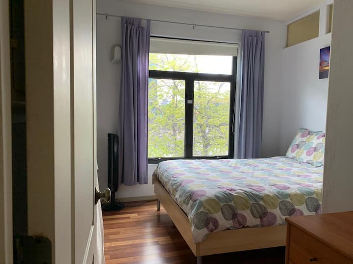 Природно осветлена спална соба со брачен кревет (широк 150-179 см). 