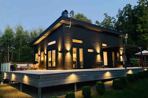 Upscale home. Lake view, boat, sauna & playground