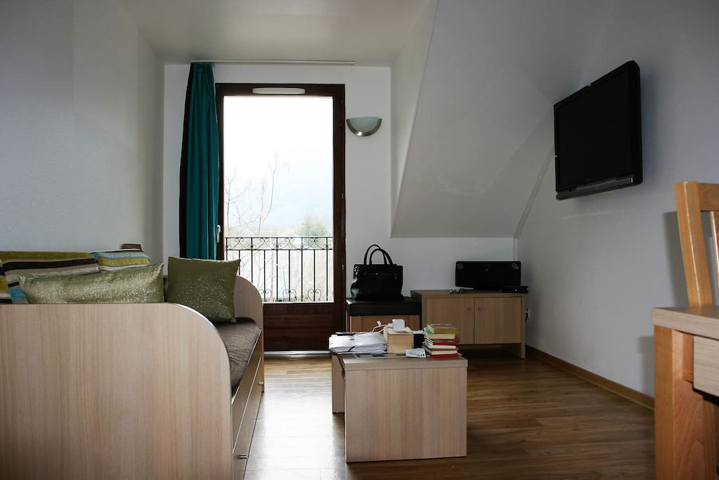 salon avec TV 42" et balcon 4x1 m