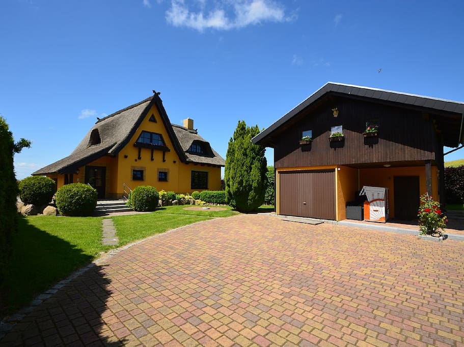 Haupthaus auf der linken Seite, Nebenapartment rechts