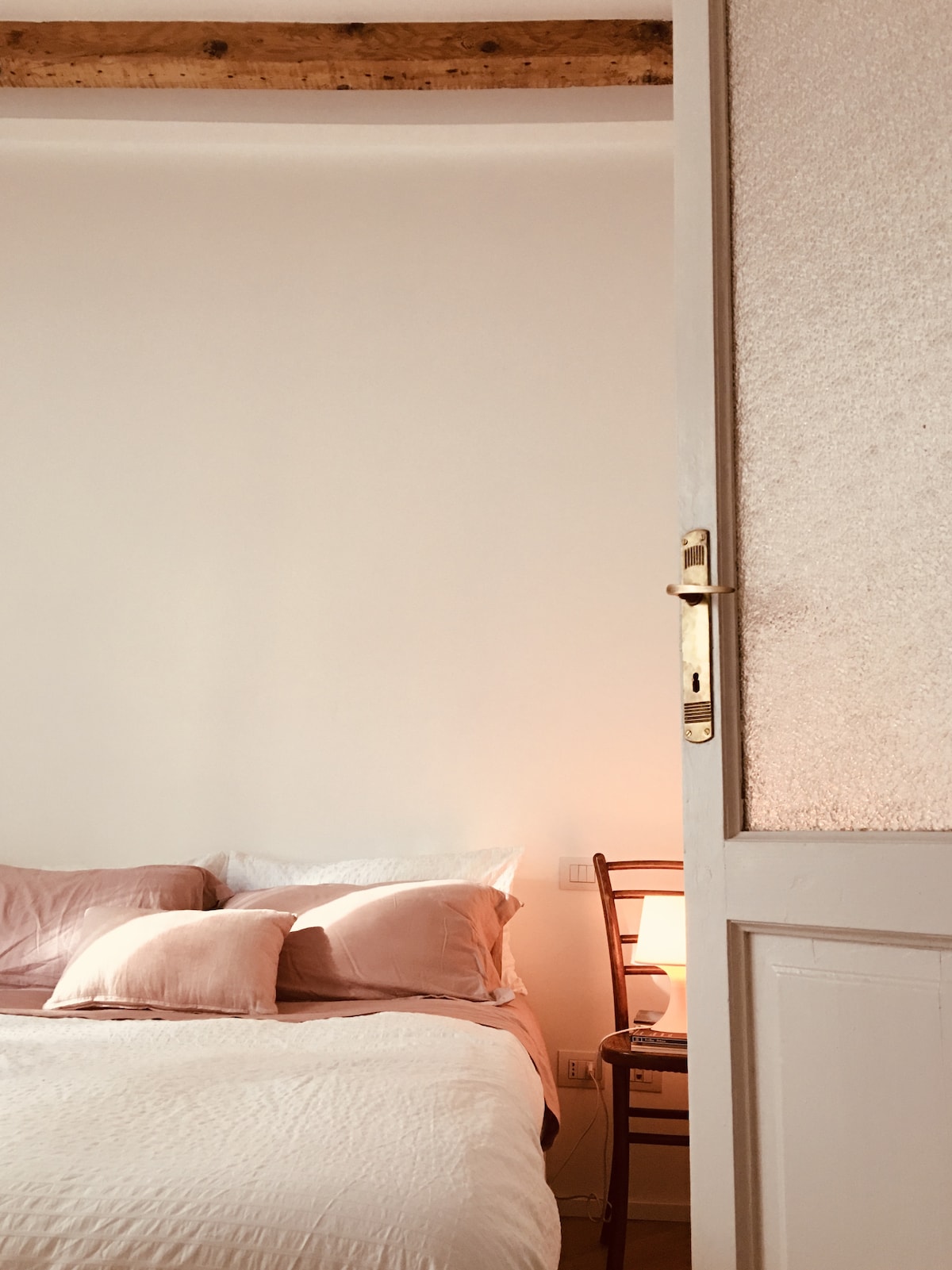 საძინებელი კომფორტული ორადგილიანი საწოლით
