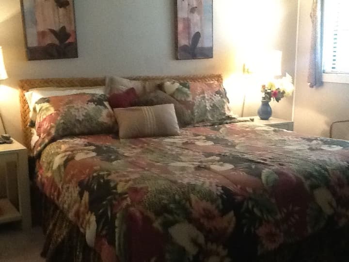 主卧配有2米宽双人床 