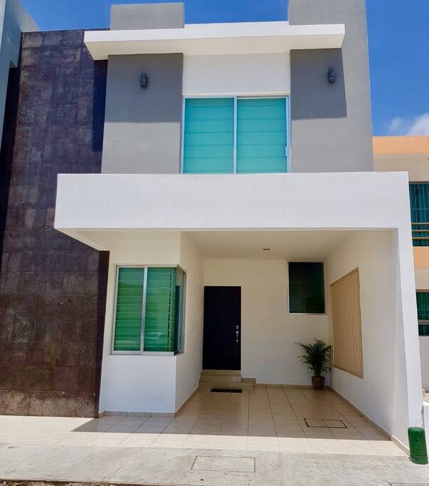 Hermosa casa , prácticamente nueva , a 1 cuadra de área de alberca.