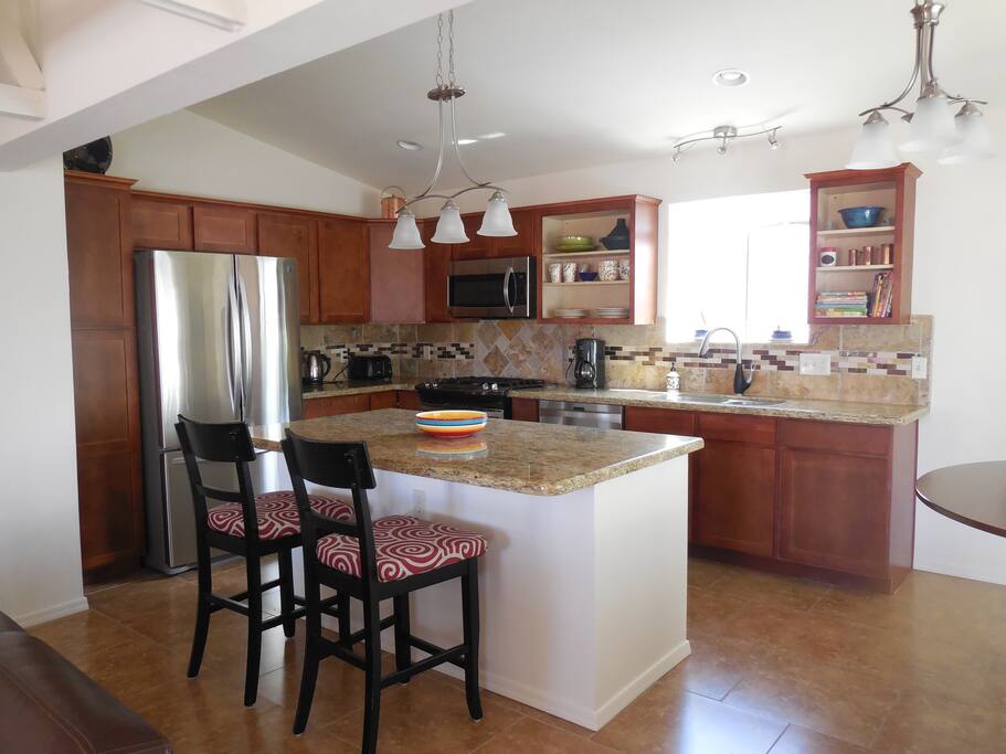 Modern kitchen w/island