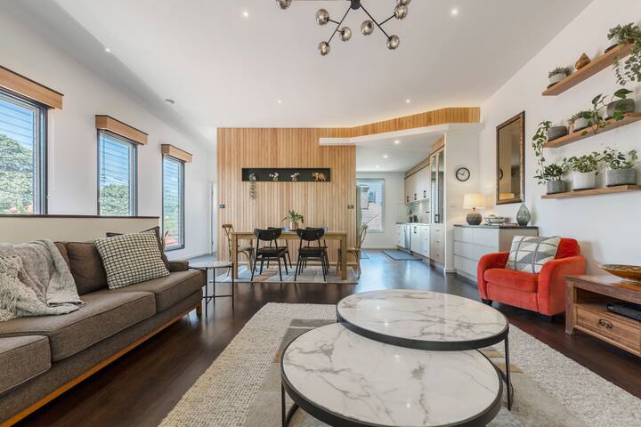 “ELM” Family Oasis, 4 bed Carpark Foxtel gallery image 2