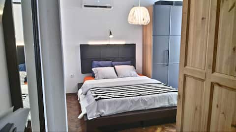 Historic City Center Apartment | 1 min from bus
