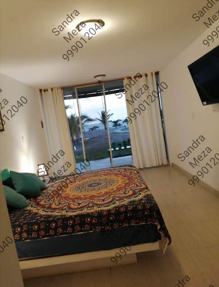 带内置卫生间和海景的主卧