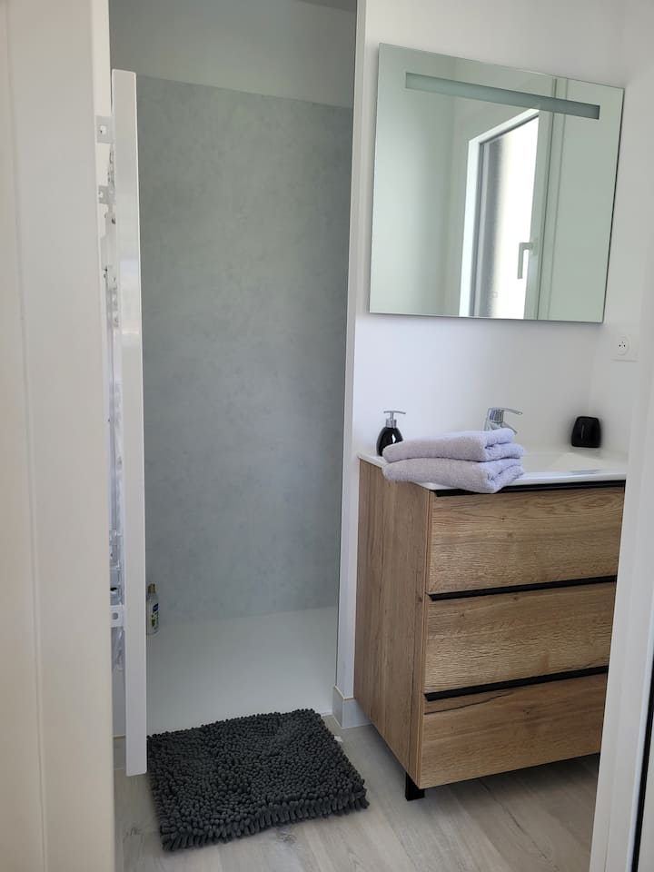 ห้องน้ำในห้องนอนชั้นล่าง