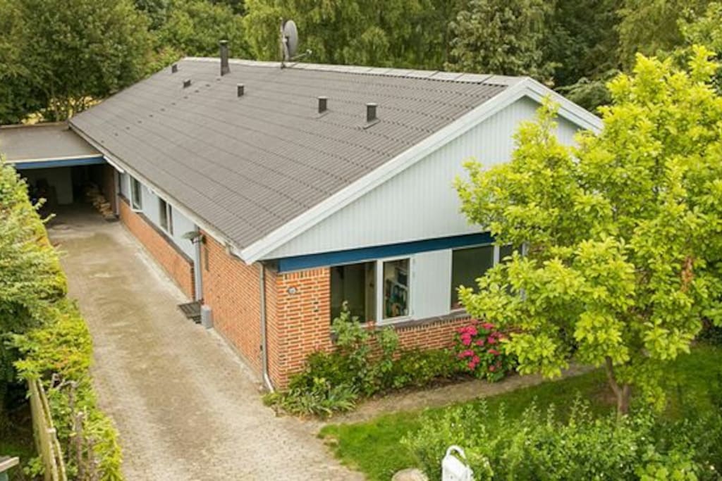 huset hvor værelset befinder sig i den østlige ende ud til en ugenert del af haven.