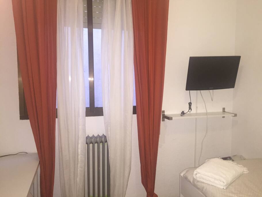 Silenciosa, da a patio interior.