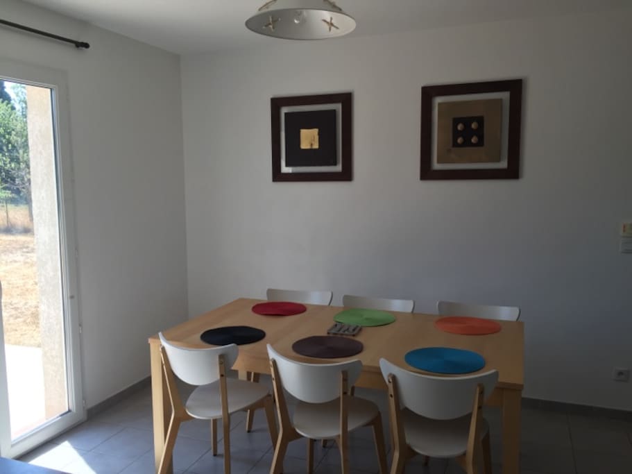coin repas donnant sur terrasse et jardin