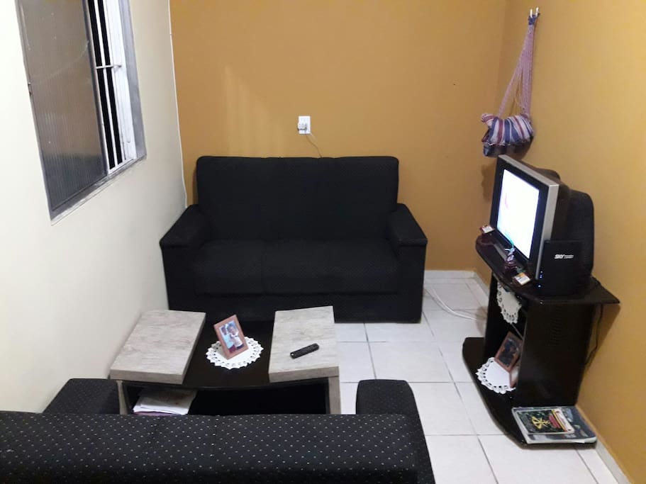 sala de estar com mesinha de centro ,dois Sofás,Tv, Wifi.