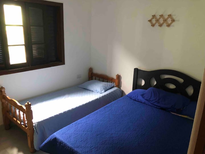 Chumba cha 2 cha kulala. Kitanda cha watu wawili na kitanda kimoja.