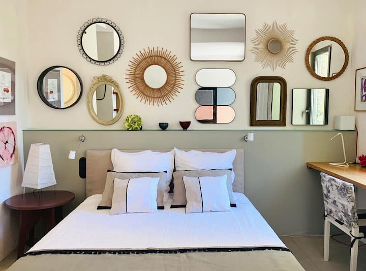 Chambre 2 au RDC, ouvrant sur la terrasse Sud, comme la chambre 3 et la 4