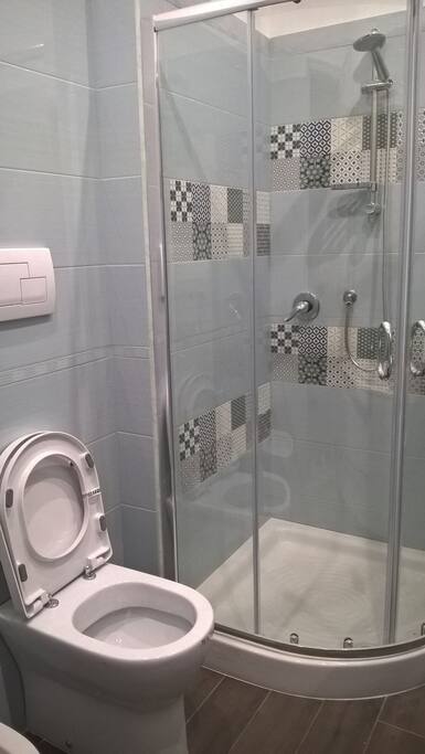 Bagno completamente ristrutturato.