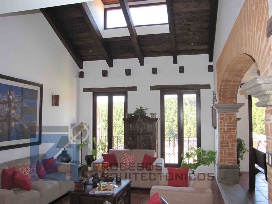 Sala con vista al bosque