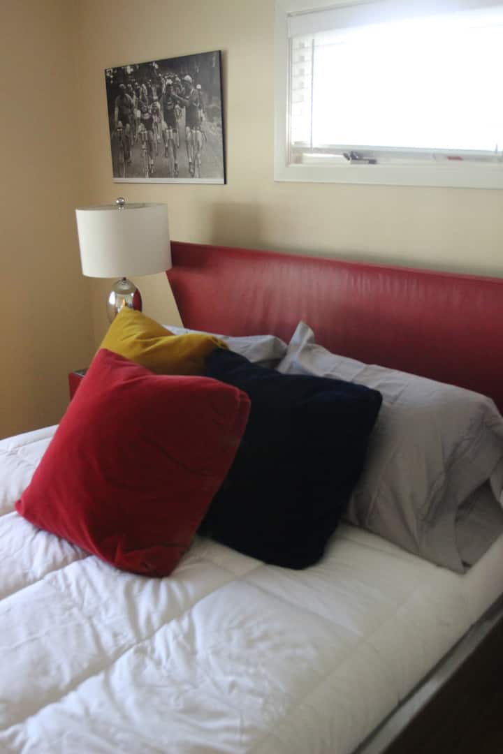 საძინებელი #2 ველოსიპედის ოთახი 152 × 203 სმ საწოლით