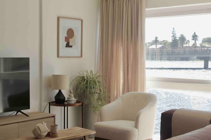 Modern, secure 3 bedr townhouse on the lagoon. gallery image 4