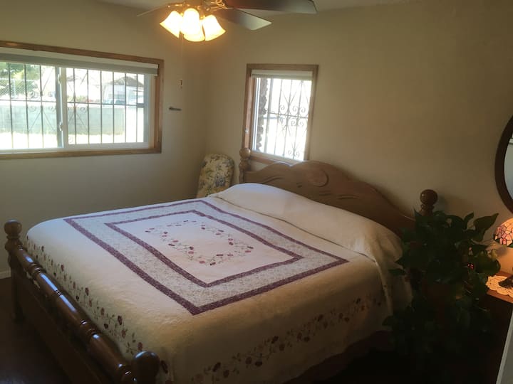 Dormitorio #1 - Un King. Luego private bathroom. Ceiling fan on top. Despertador. Alarma. Almohadas adicionales en el armario. Colcha Martha Stewart. Sábanas de algodón egipcio. Persianas opacas en todas las ventanas del dormitorio. 