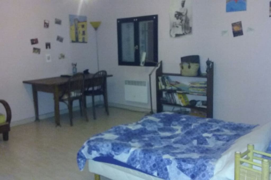 La chambre avec vu sur le bureau