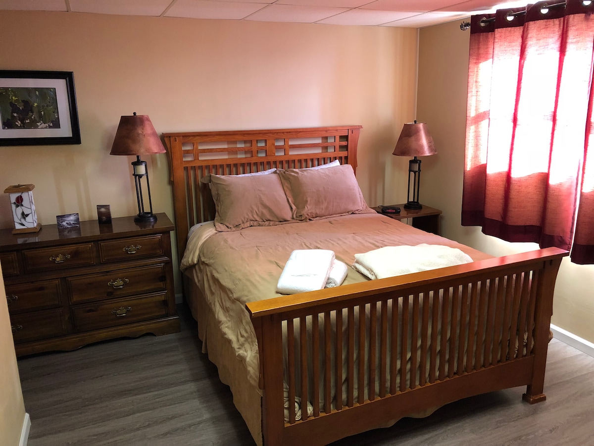 غرفة نوم بمستوى منخفض مع إطلالة على البحيرة