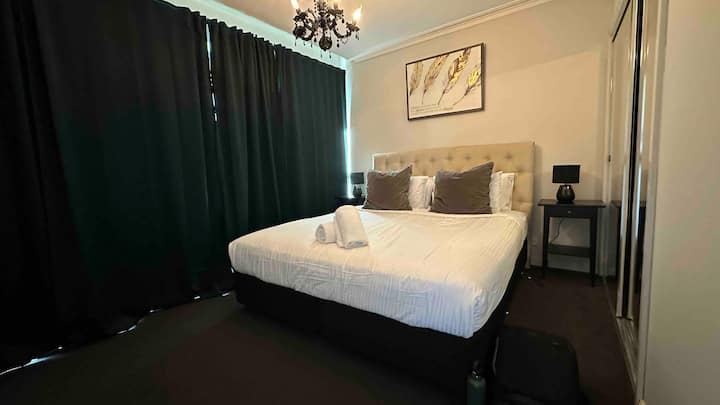 HeartCBD LUX Top Floor 2 Bedroom /Pool/Spa/GYM