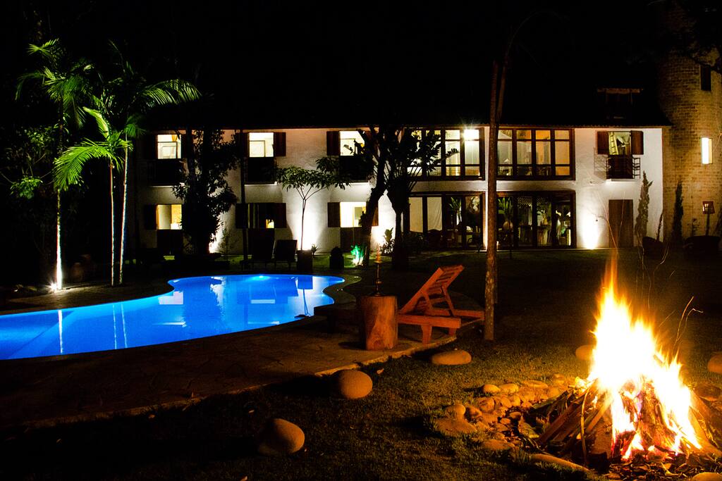 Fachada à noite e fogueira / Facade at night and fire