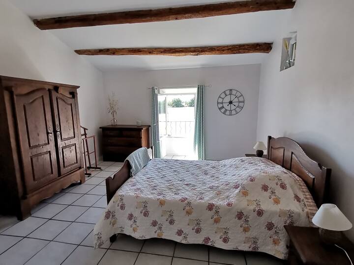 Dhoma e gjumit nr. 1 me krevat 140 x 190 cm dhe pamje nga fusha