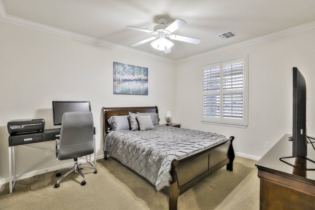 Desk/wifi multifunction printer/queen bed/4k TV in every room