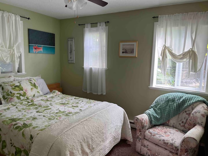 מיטת קווין נוחה לשינה ערבה לפני סיורים.  מיטת קווין סייז נעימה עם שולחן מיטה צדדי, שמיכות חמות, הרבה כריות, מנורת לילה וכיסא קריאה נוח ליהנות ממנו עם הרבה אור טבעי - מחכה לכם. 