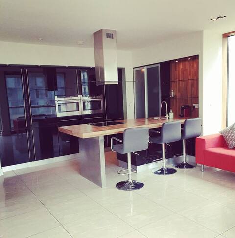 Luxury 2 bed 2 bath apt 20min from City Centre!