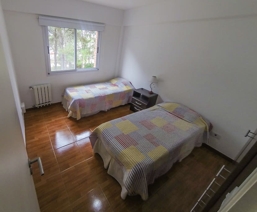Dormitorio con dos camas sommiers individuales.