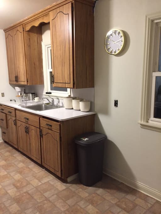 Shared kitchen, equipped with pots, pans, utensils and small appliances (coffee maker, toaster...). We will also supply coffee, tea, eggs, bread, and basic groceries. There will also be table and 4 chairs.
