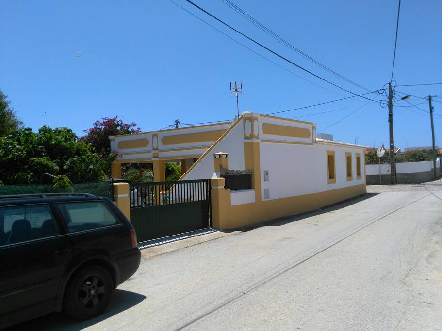 rúa Travesa do Pinhal...portón entrada coche
