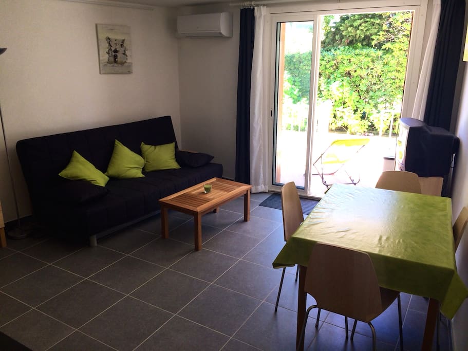 espace détente, couchage, donnant sur terrasse et directement dans le jardin