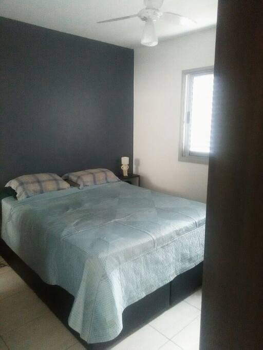 Quarto com cama de casal