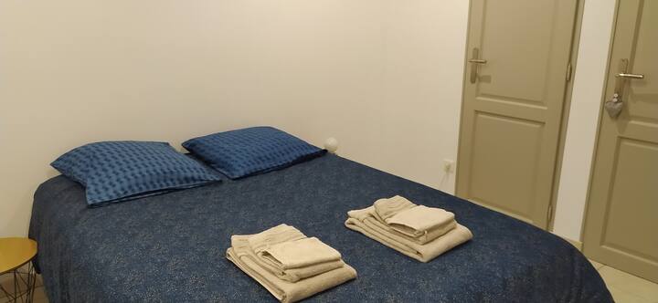 חדר מרווח עם שולחן כתיבה, 2 ארונות בגדים גדולים עם מלתחה