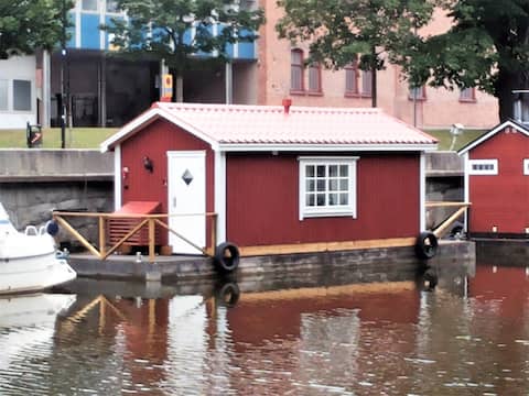 Stuga med AC och vattenvy i centrala Uppsala