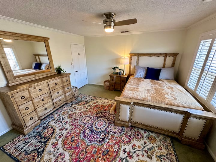 Dhoma e gjumit "Queen 2" ngjitur me "Full Jack n Jill Bathroom". 